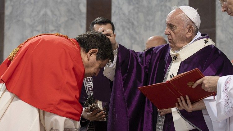 Il Papa impone le ceneri nella Basilica di Santa Sabina (archivio)
