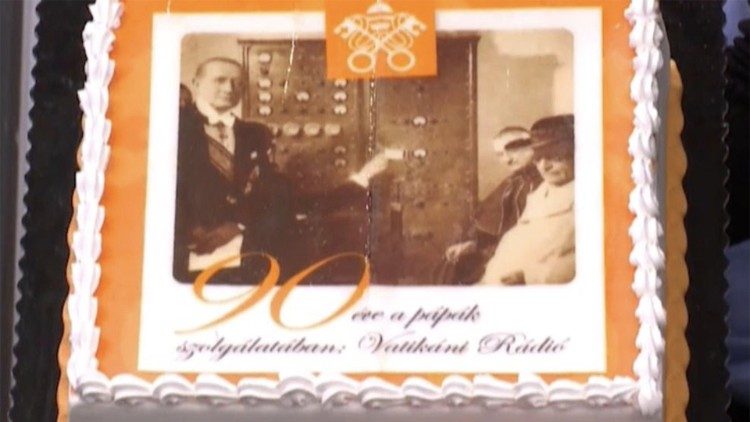 La torta con la quale sono stati festeggiati su Ewtn Ungheria i 90 anni di Radio Vaticana