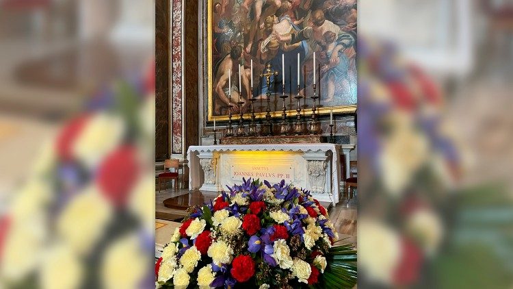 Velvyslanci položili květiny ke hrobu sv. Jana Pavla II.