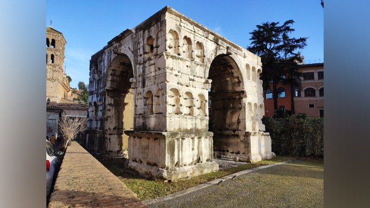Arco di Giano. Dietro si intravvede il campanile di S. Giorgio al Velabro (foto MMM)