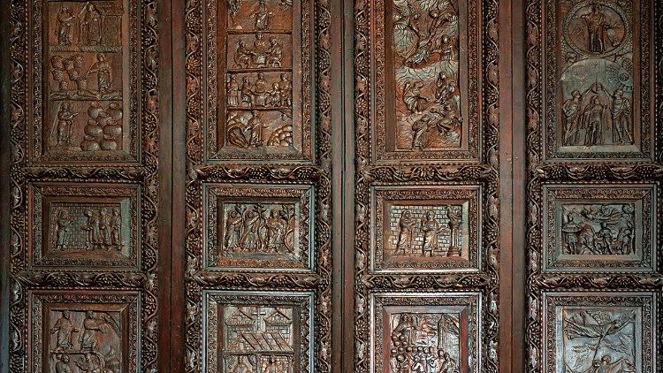 Santa Sabina. Particolare del portale laterale in legno di cipresso del V secolo con scene dell'Antico e Nuovo Testamento (©  Janusz Rosikon/Rosikon Press/ Le Chiese Stazionali di Roma)