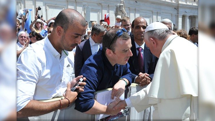 Vincent Doyle greets Pope Francis with the words “I am the son of an Irish priest” – June 4, 2014 