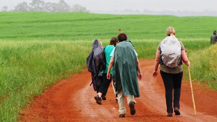 Caminhantes percorrem o "Caminho das Missões"