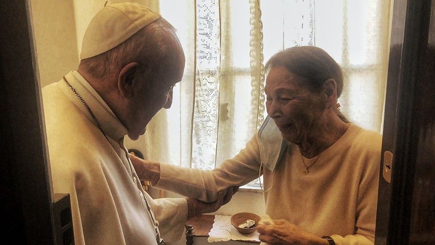 Papež Frančišek je v soboto, 20. februarja v njenem stanovanju obiskal skoraj devetdeset letno Edith Bruck, ki je preživela holokavst.