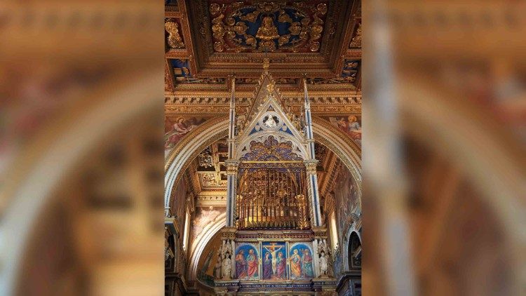 Navata centrale il particolare del ciborio e dei mosaici dell'abside (© Janusz Rosikon/Rosikon Press/ Le Chiese Stazionali di Roma )