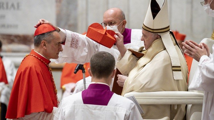 Папа ўручае берэт кардыналу Маўра Гамбэці