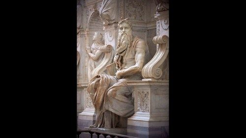 San Pietro in Vincoli: le catene di San Pietro e lo sguardo di Mosè 