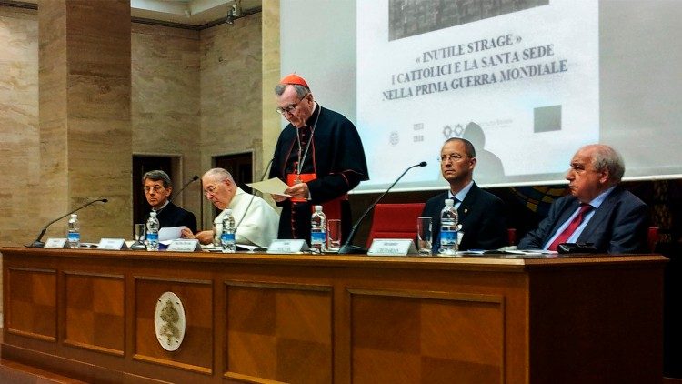 A Történettudományok Pápai Bizottsága és a Római Magyar Akadémia közös konferenciája (2014) A felszólaló Pietro Parolin bíboros mellett jobbra Molnár Antal, balra Bernard Ardura OPraem, a bizottság elnöke