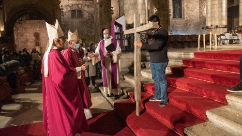 Jóvenes de Barcelona abren la Cuaresma con la cruz de San Clemente de Venezuela