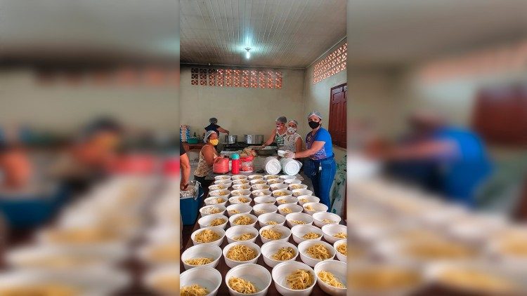 As doações que chegam se transformam em refeições diárias aos desabrigados