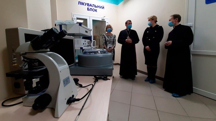 Момант перадачы медыцынскага абсталявання ў рамках акцыі Папа для Украіны 