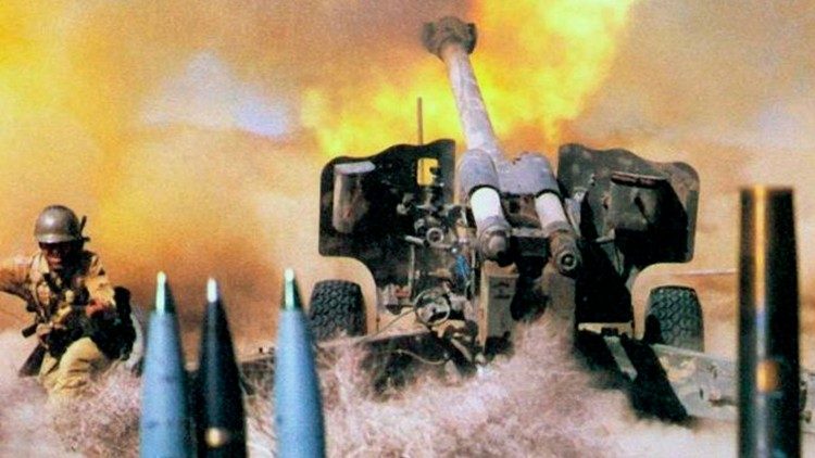 Guerra tra Iraq e Iran (1980-1988). Truppe iraniane, fuoco d'artiglieria (foto d'archivio). Unknown authorUnknown author (GFDL or GFDL ), via Wikimedia Commons