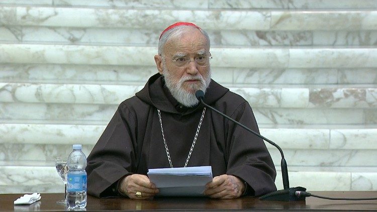Kardinal Cantalamessa med postno pridigo.
