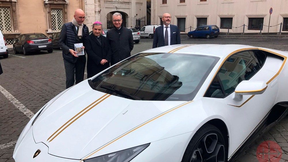 Svätý Otec odovzdal darované auto Lamborghini na dražbu pre podporu Pápežskej nadácie ACN