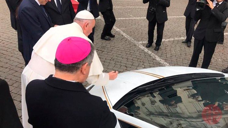 Папа Франциск ставит подпись на капоте Lamborghini Huracán (2017 г.)