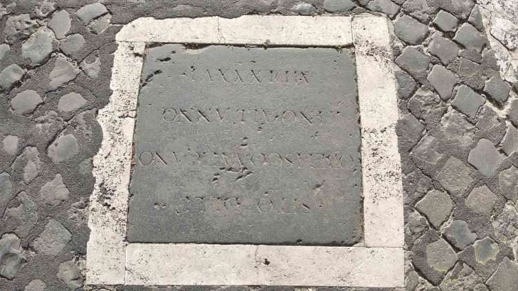 Iscrizione nel Piazzale dei Protomartiri Romani che segna il punto in cui sorgeva l'obelisco, lungo la spina del Circo di Nerone