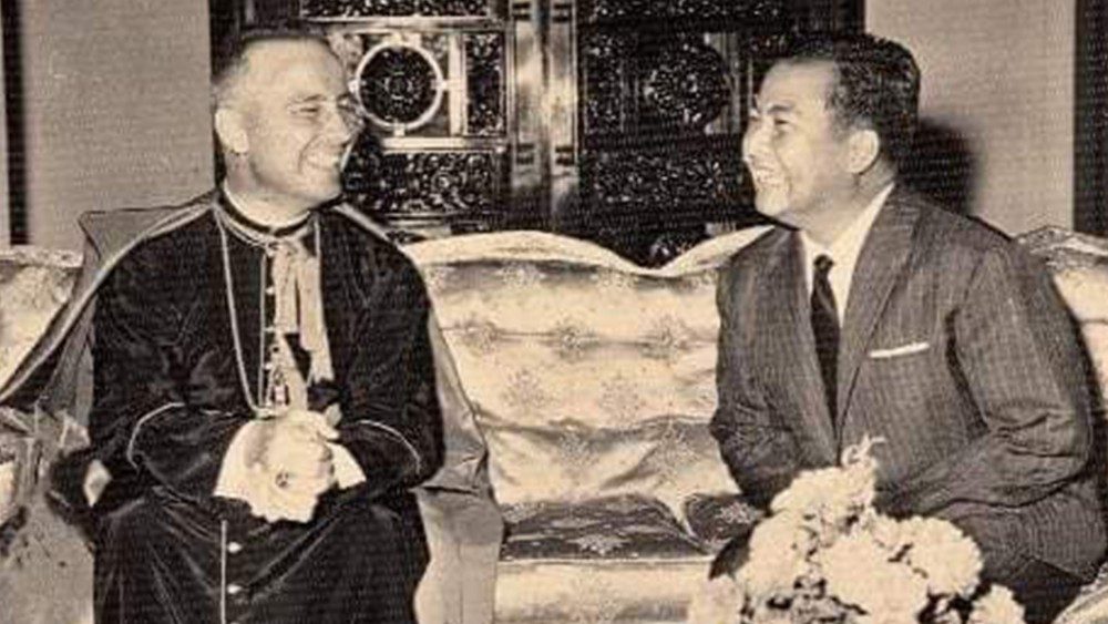Mgr Ramousse et le roi Sihanouk