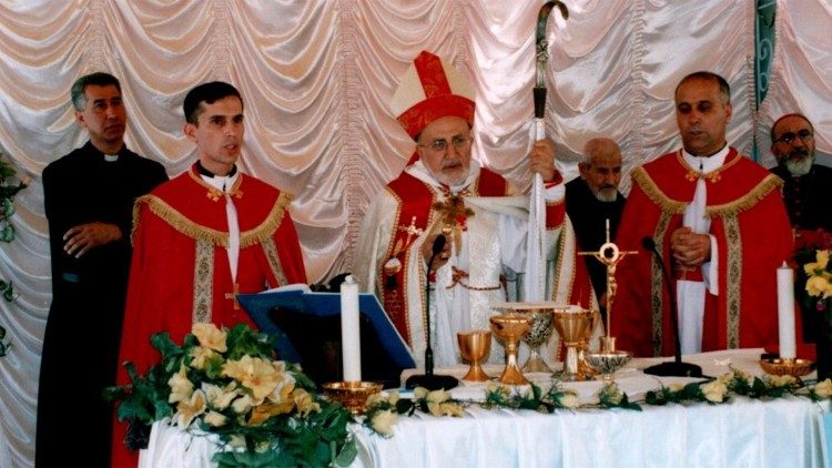 Don Rebwar (a sinistra) , nel giorno dell'ordinazione sacerdotale, per le mani del patriarca di Baghdad Emmanuel III Delly, a Mosul nel 2004. A destra si intravede il vescovo Rahho, che sarebbe stato rapito e ucciso dall'Isis nel 2008