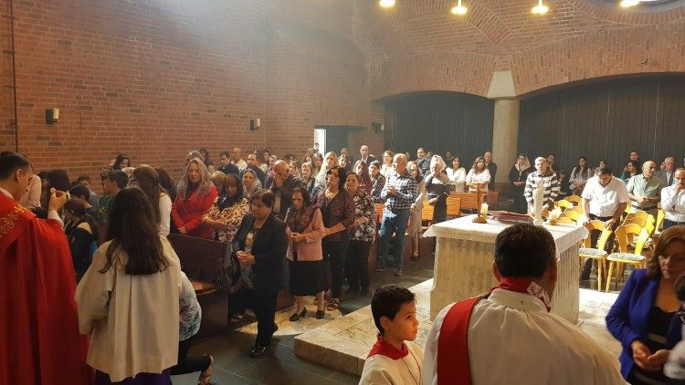 Don Rebwar Basa distribuisce la comunione alla sua comunità di Essen, la parrocchia caldea dei santi Addai e Mari
