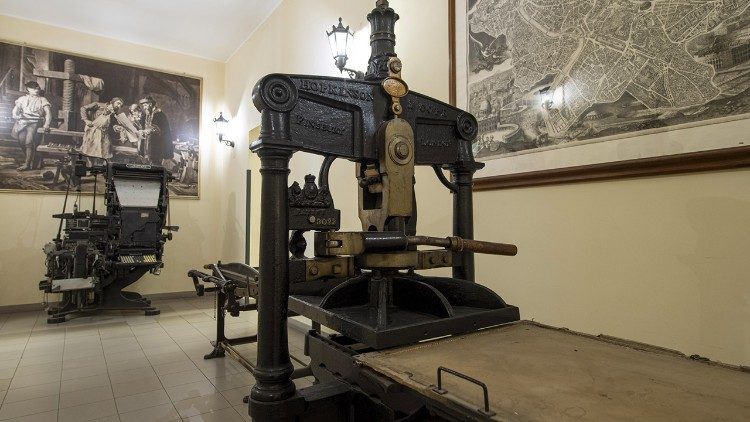 Une machine ancienne de la "Tipografia vaticana" (l'imprimerie vaticane).