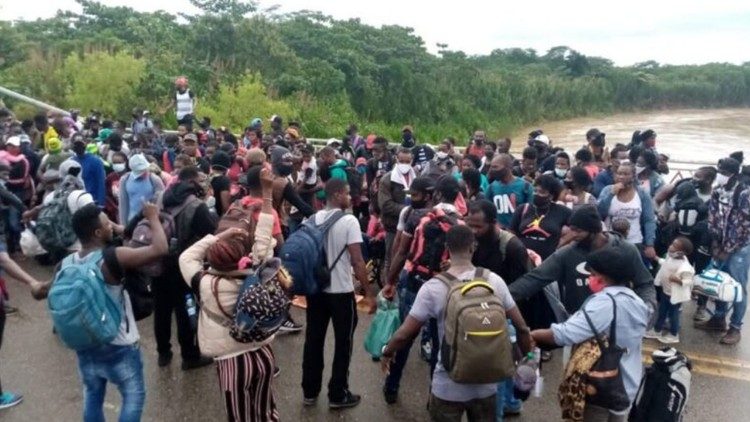 Migrantes varados en la zona fronteriza entre Brasil y Perú.