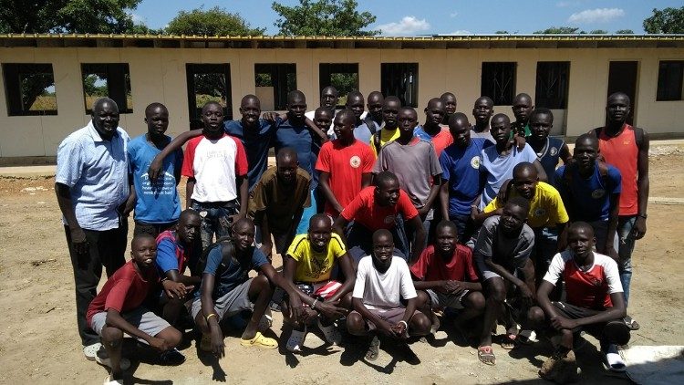 Un gruppo di studenti nel 2020, davanti alla scuola completata, prima della chiusura per la pandemia