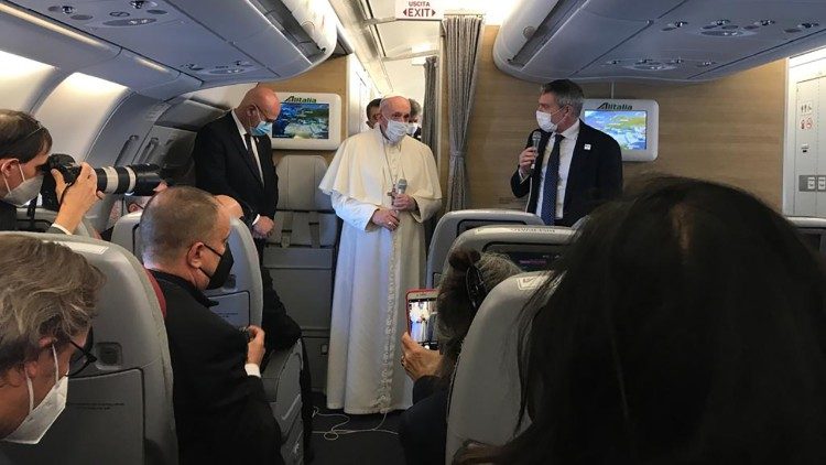 Der Papst begrüßte im Flieger die mitreisenden Journalisten