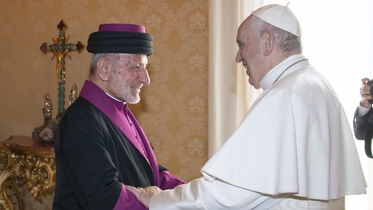 Papa Francisco e o Patriarca católico Gewargis III da Igreja Assíria do Oriente no Vaticano em 9 de novembro de 2018