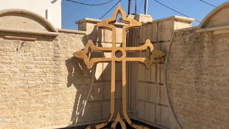 Kríž zvonice karakošského Chrámu Nepoškvrneného Počatia, ktorý bol strhnutý ISISom (7. mar. 2021)