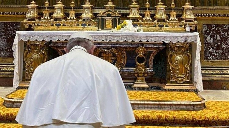 Papež Frančišek v molitvi pred Marijino podobo v baziliki Svete Marije Velike.