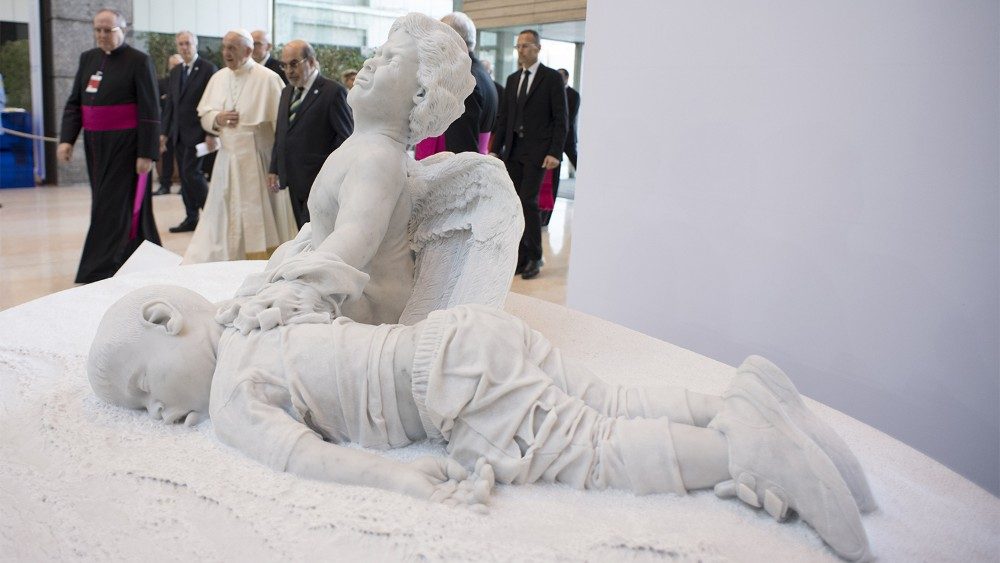 2021.03.08 statua di Alan Kurdi che Papa Francesco ha donato alla FAO 16.10.2017