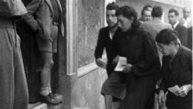 Italia, 1946: in Italia le donne si recano, per la prima volta, al seggio elettorale