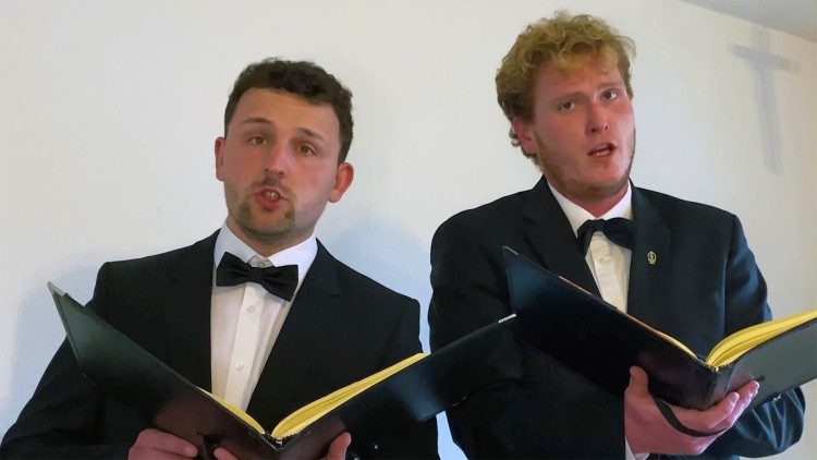 Die beiden Tenöre von Die Oper, Maximilian Daum und Jonas Würmeling, singen an Ostern Ihr Wunschlied