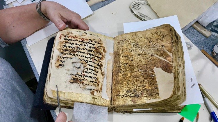 Restaurimi i një dorëshkrimi në Deir al-Surian (foto: Angelica Tarnowska)