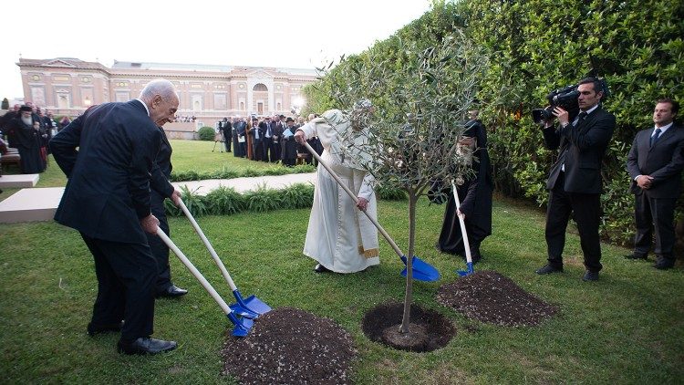MAP Francis and Ecumenical Patriarch Bartholomew I with then-Israeli President Simon Peres and Palestinian President Mahmoud Abbas during the Invocation for Peace, 8 June 2014