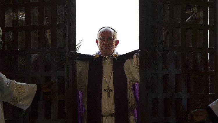 Le Pape François ouvre la porte de la cathédrale de Bangui (Centrafrique), à l'occasion du Jubilé extraordinaire de la Miséricorde en 2015-2016