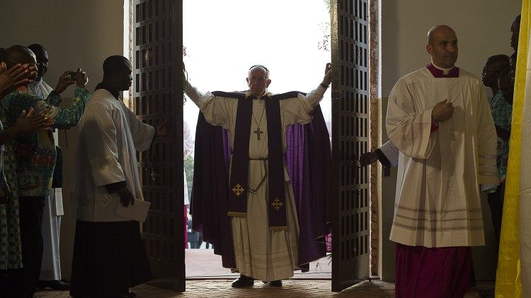 Bangui: il Papa apre la Porta Santa (29.11.2015)