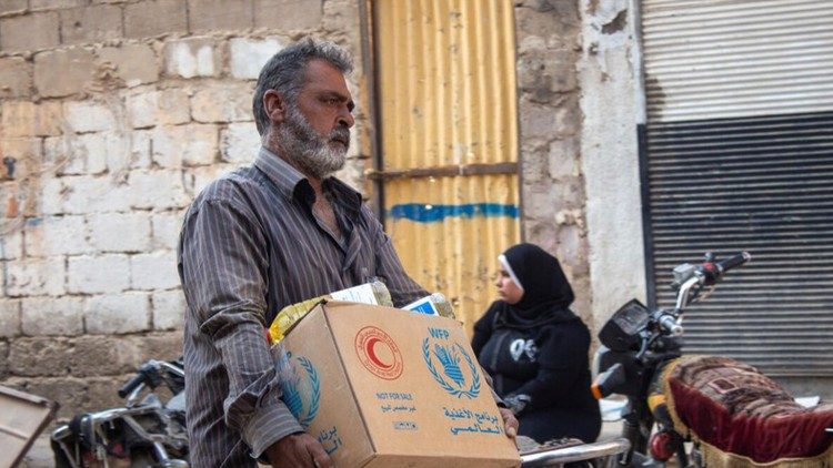 Un padre di famiglia siriano con un pacco di aiuti del Wfp-Pam, foto WFP Taha Hussain