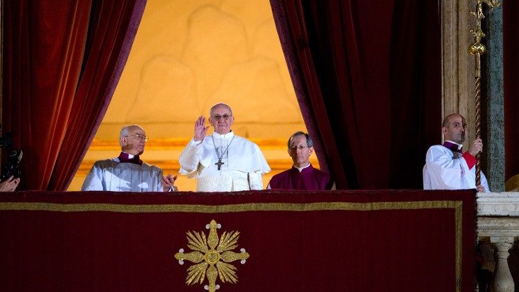 El Papa Francisco se asoma a la Plaza de San Pedro poco después de su elección como Pontífice