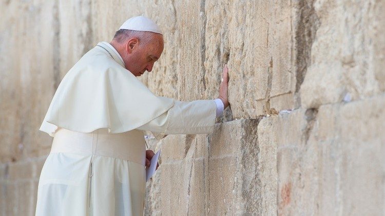 Молитва у Стены плача в Иерусалиме