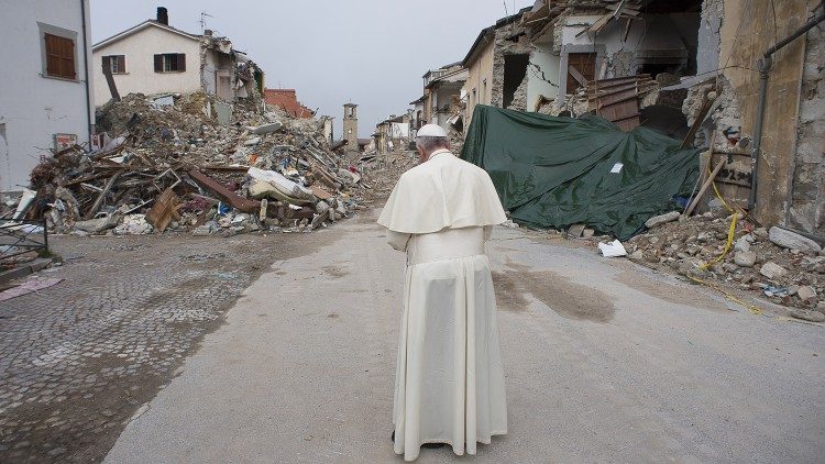 Le Pape en visite à Amatrice, le 4 octobre 2016.