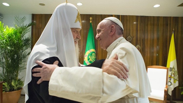El abrazo entre el Papa Francisco y el Patriarca Kirill