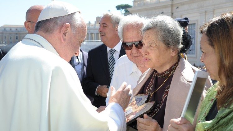 프란치스코 교황과 함께한 바실리오와 할리나 포힐야크