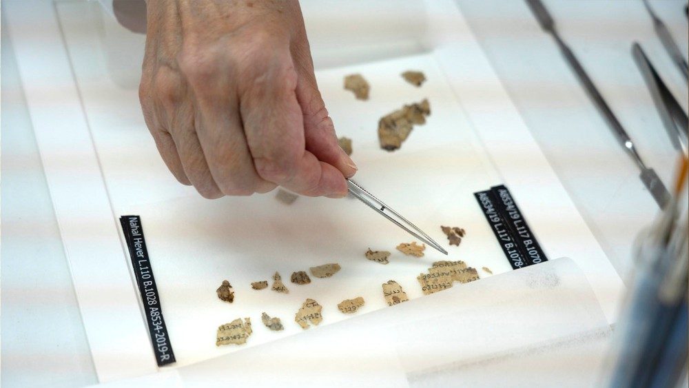 Descubrimiento de fragmentos bíblicos. Autoridad de Antigüedades de Israel