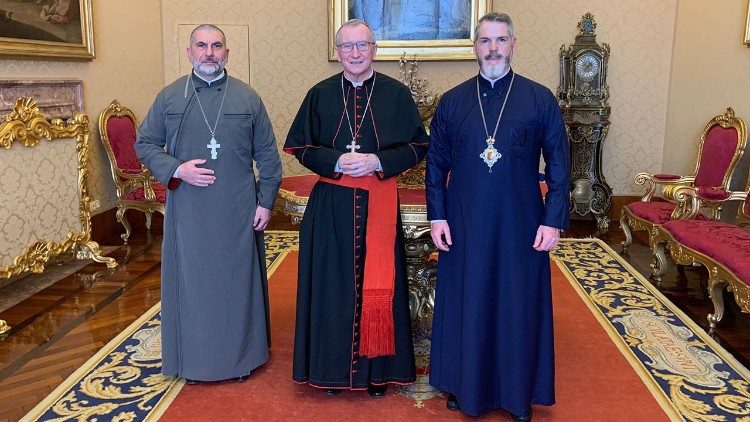 Митрополит Антоний и о. Иванов заедно с кард. Паролин във Ватикана