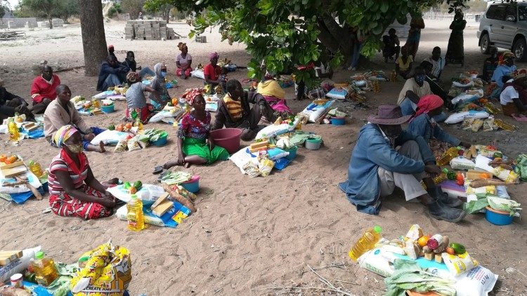 Flüchtlinge aus dem Norden Mosambiks erhalten Lebensmittel (Foto: Kirche in Not)