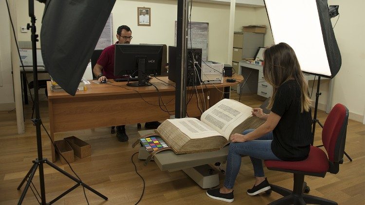 In der Bibliothekarsschule lernen angehende Bibliothekare alles, was mit der Verwaltung und Konservierung antiker und wertvoller Bände zusammenhängt