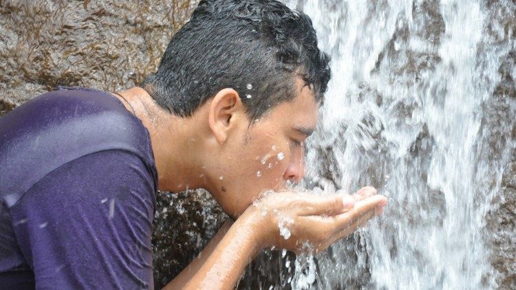 Cristian bebendo água - Consolata Colômbia