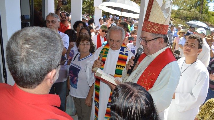 Il vescovo di Ji-Paranà Bruno Pedron, nel luglio 2015, benedice la cappellina realizzata nella zona del martirio di padre Ramin