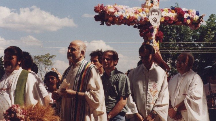 La processione sul luogo del martirio di padre Ramin, nel decimo anniversario